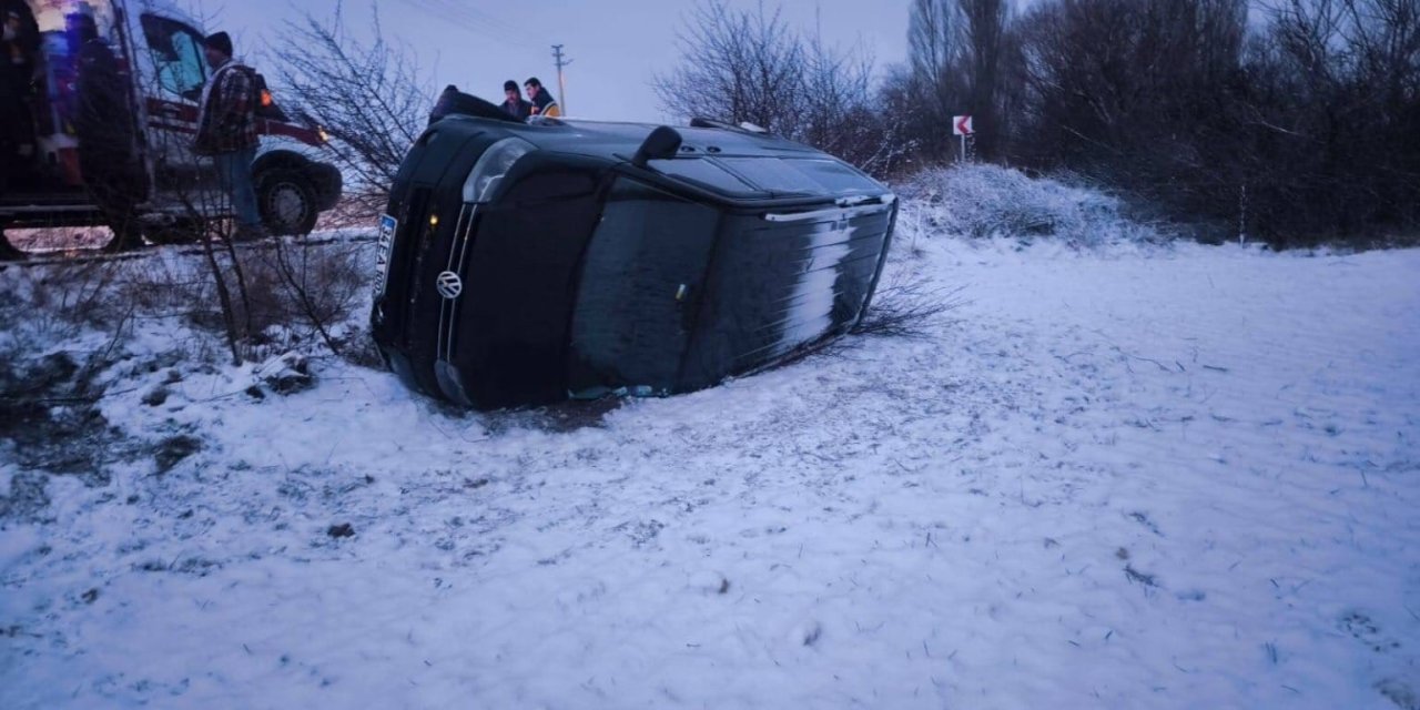 Buzlanan yolda kayan minibüs şarampole devrildi