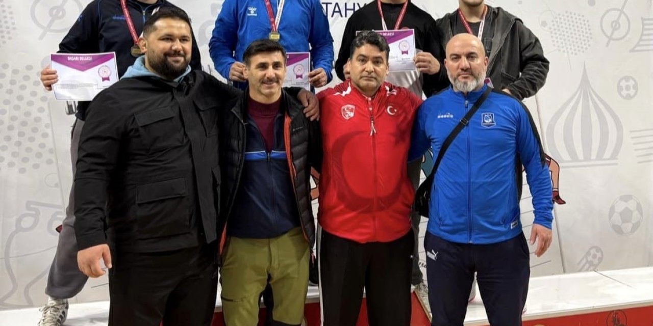 Yunusemre Belediyesporlu güreşçiler Kütahya’dan üç madalyayla döndü