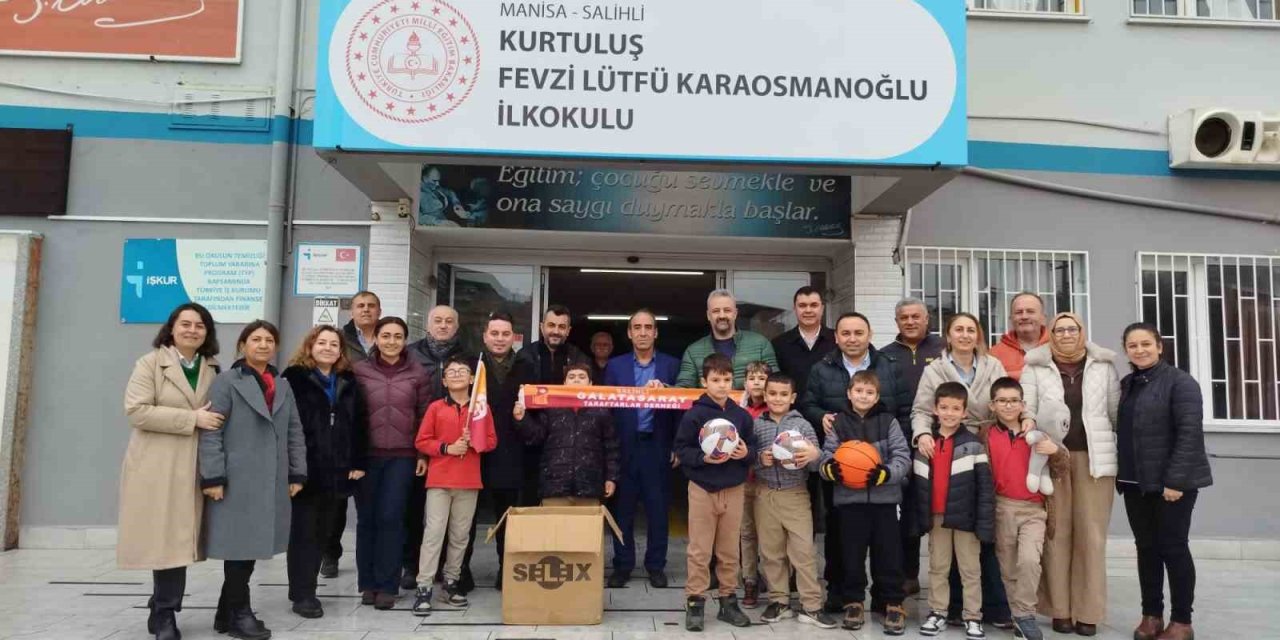 Salihli’de Galatasaraylı taraftarlardan eğitime spor malzemesi desteği
