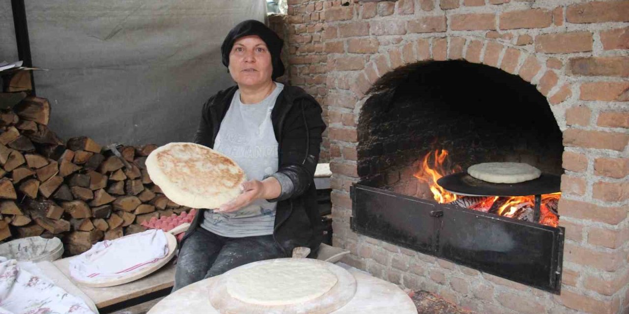 Elinin hamuru ile ekmeğini kazanıyor