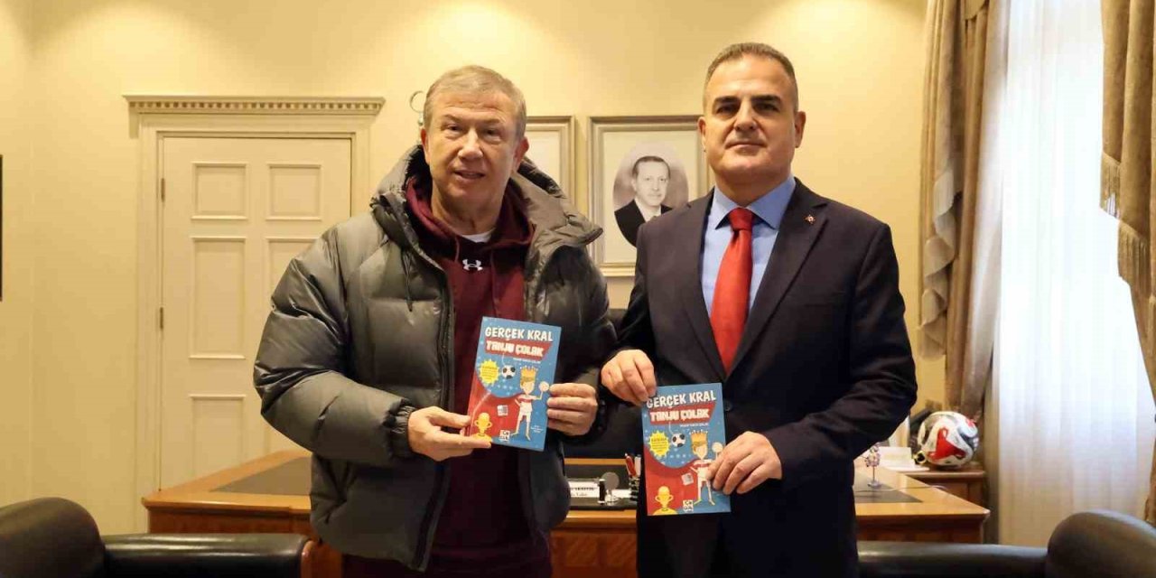 Futbolun efsane ismi Vali Akbıyık’a ‘Gerçek Kral Tanju Çolak’ kitabını hediye etti