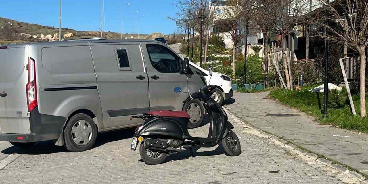 İzmir’de güvenlikleri darp edip banka aracını soydular