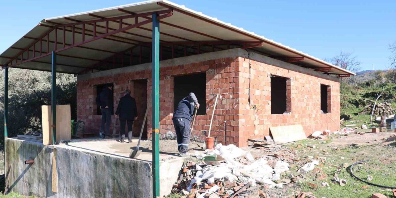Başkan Arıcı talimat verdi, yangında zarar gören evin tadilatı başladı
