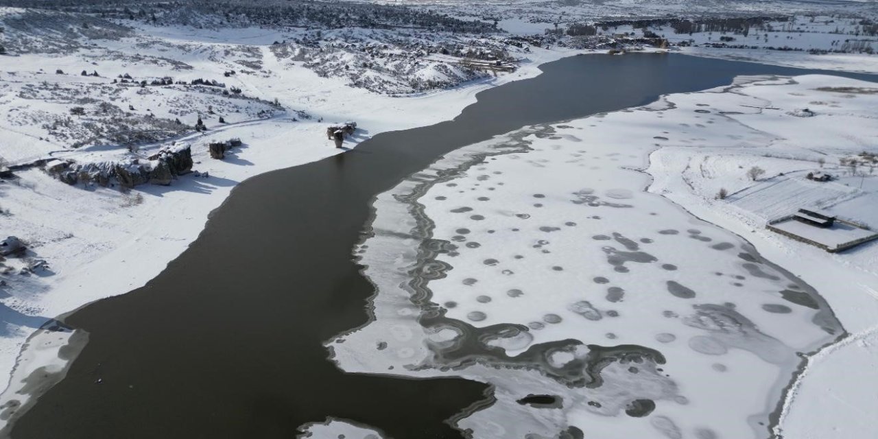 Donan Emre Gölü görüntüsüyle kartpostalları aratmadı