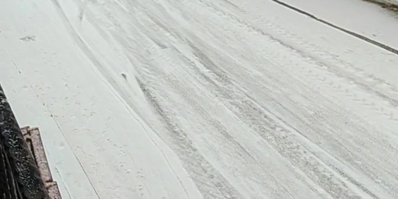 Kamyonet buzlanan yolda kayarak ilerledi