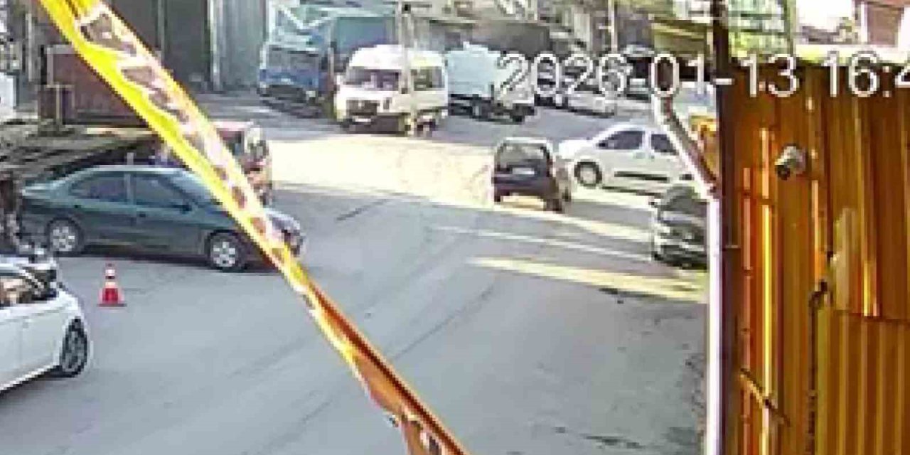 Otomobille çarpışan hafif ticari araç devrildi