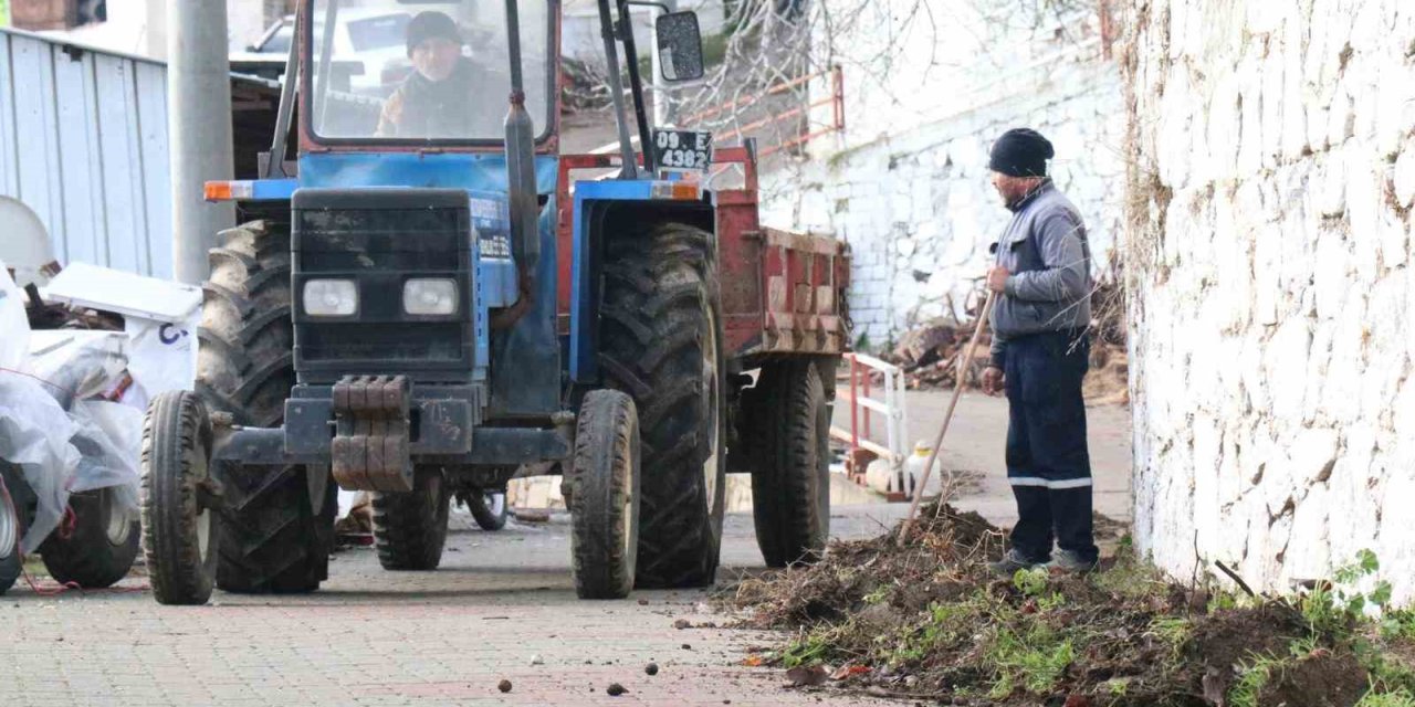 Bozdoğan Belediyesi’nden Madran Mahallesi’nde kapsamlı temizlik çalışması