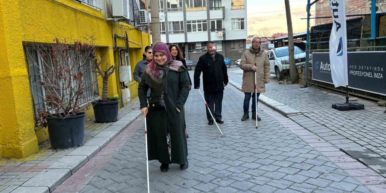 Görme engelli bireyler bu kursta hem sosyalleşiyor hem de günlük hayatlarını kolaylaştırıyor