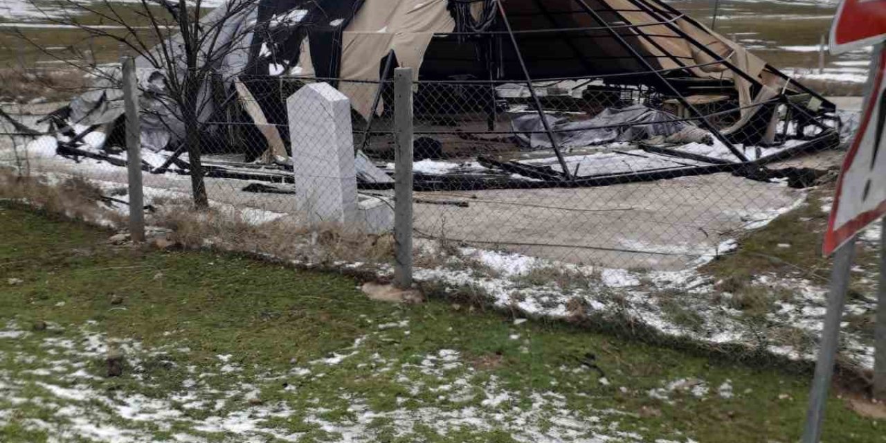 Çadır salon şiddetli rüzgara dayanamayarak parçalandı