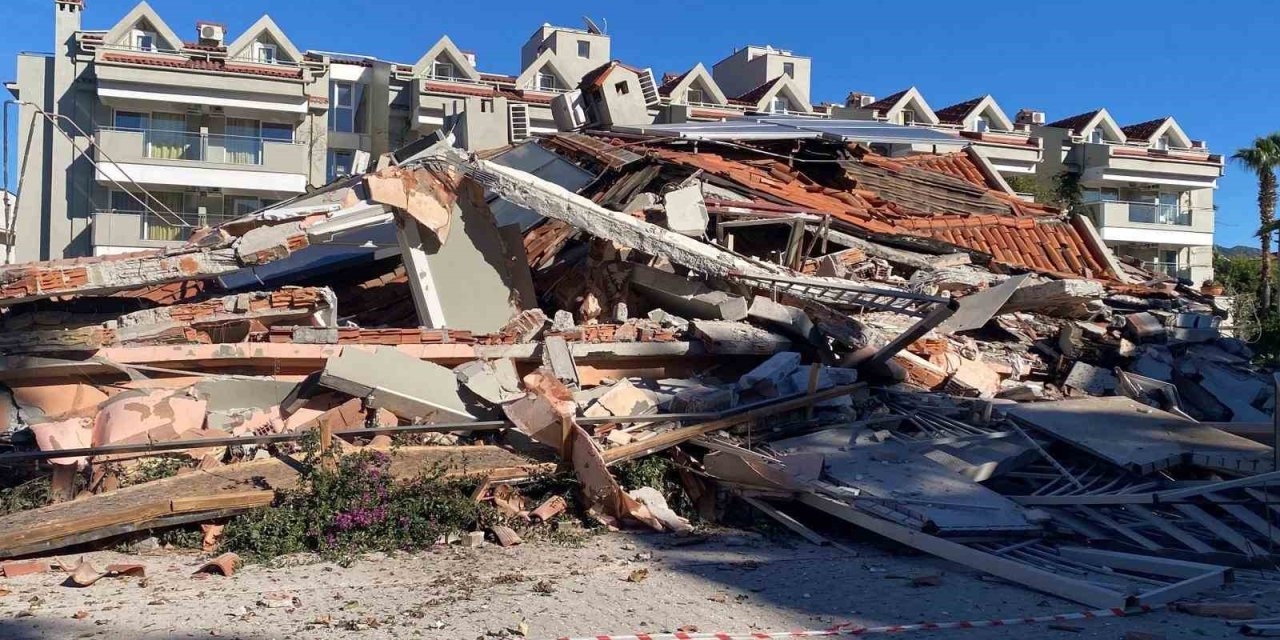 Marmaris’te güçlendirme çalışması yapılan apart otel çöktü