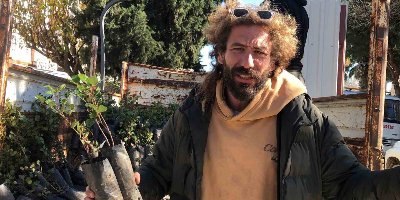 Mahalle muhtarından Datça’ya 2 bin harnup fidanı