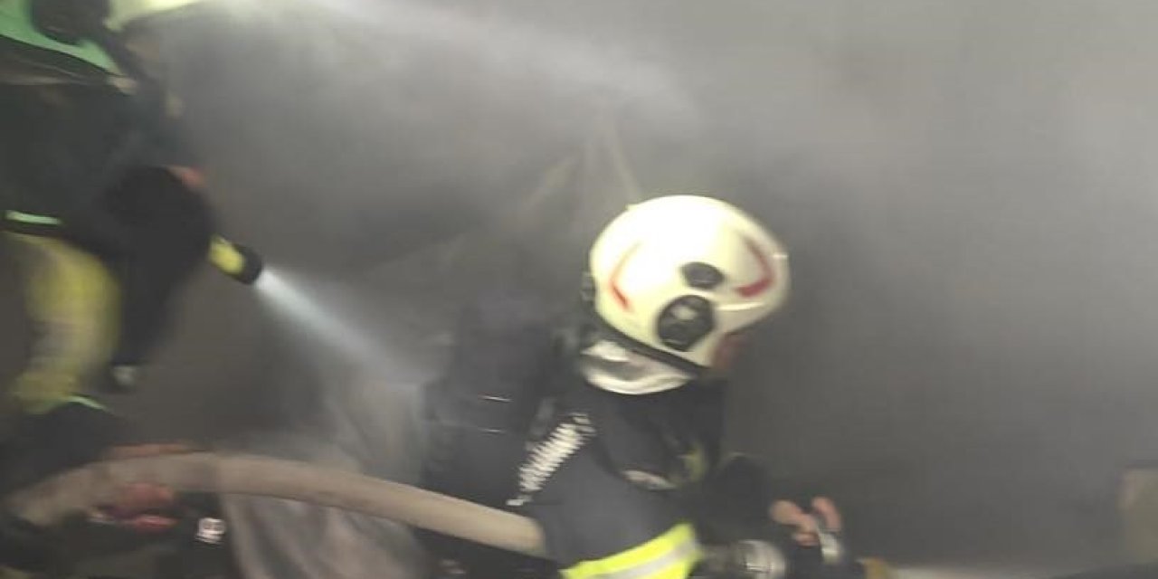 Kapalı otoparkta duran otomobile alevler sarsı