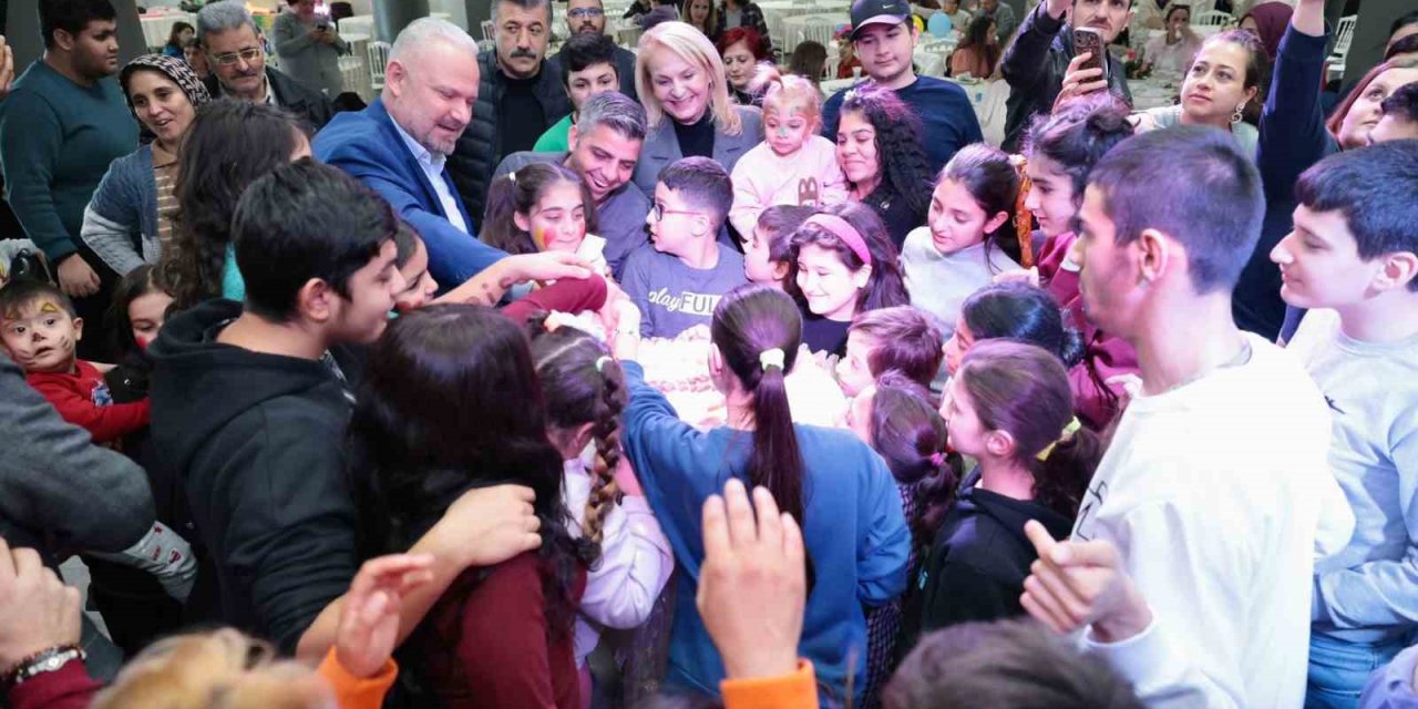 Menemen’de özel çocukların karne sevinci yürekleri ısıttı