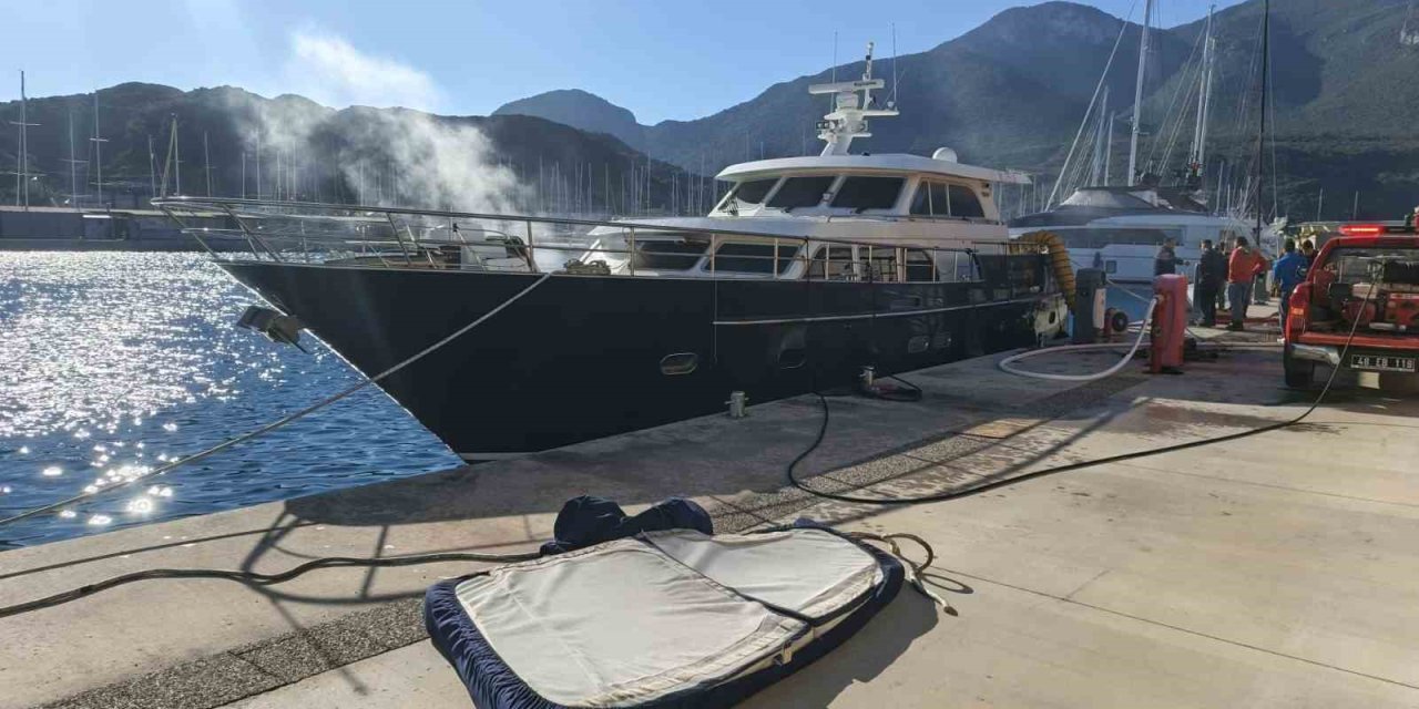 Datça’daki bir marinadaki motoryat yangını paniğe neden oldu