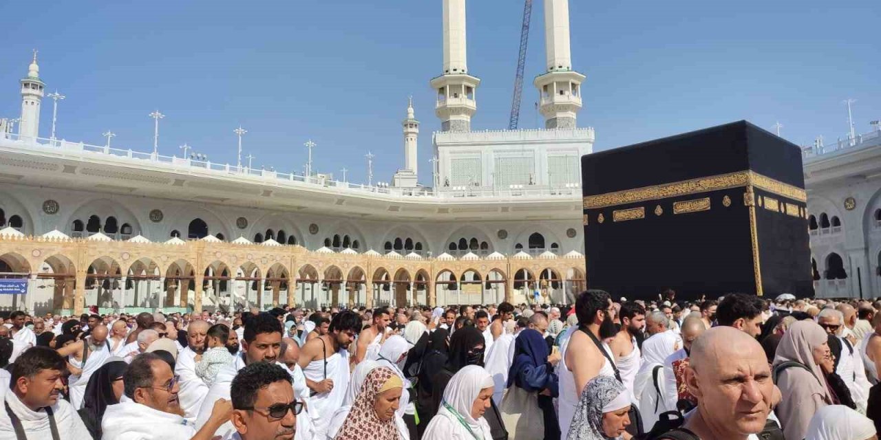 Miraç Kandilinde Kâbe’de mahşerî kalabalık