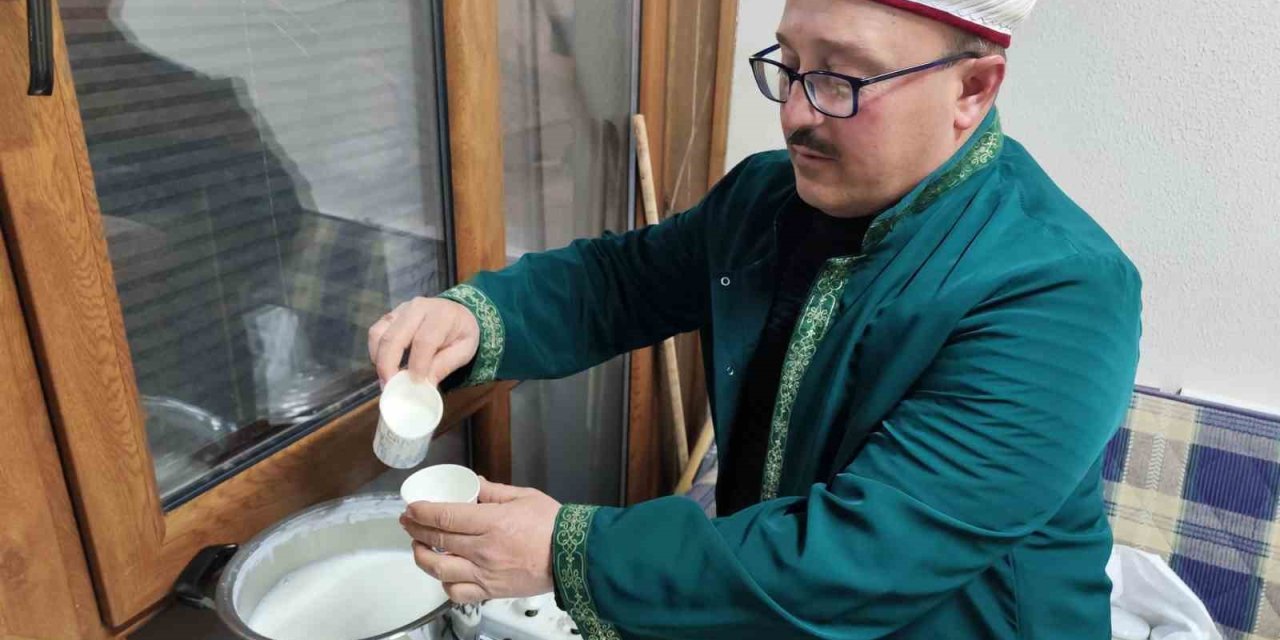 Manisa’da Miraç Kandili’nde 663 yıllık camide 80 kilo süt dağıtıldı