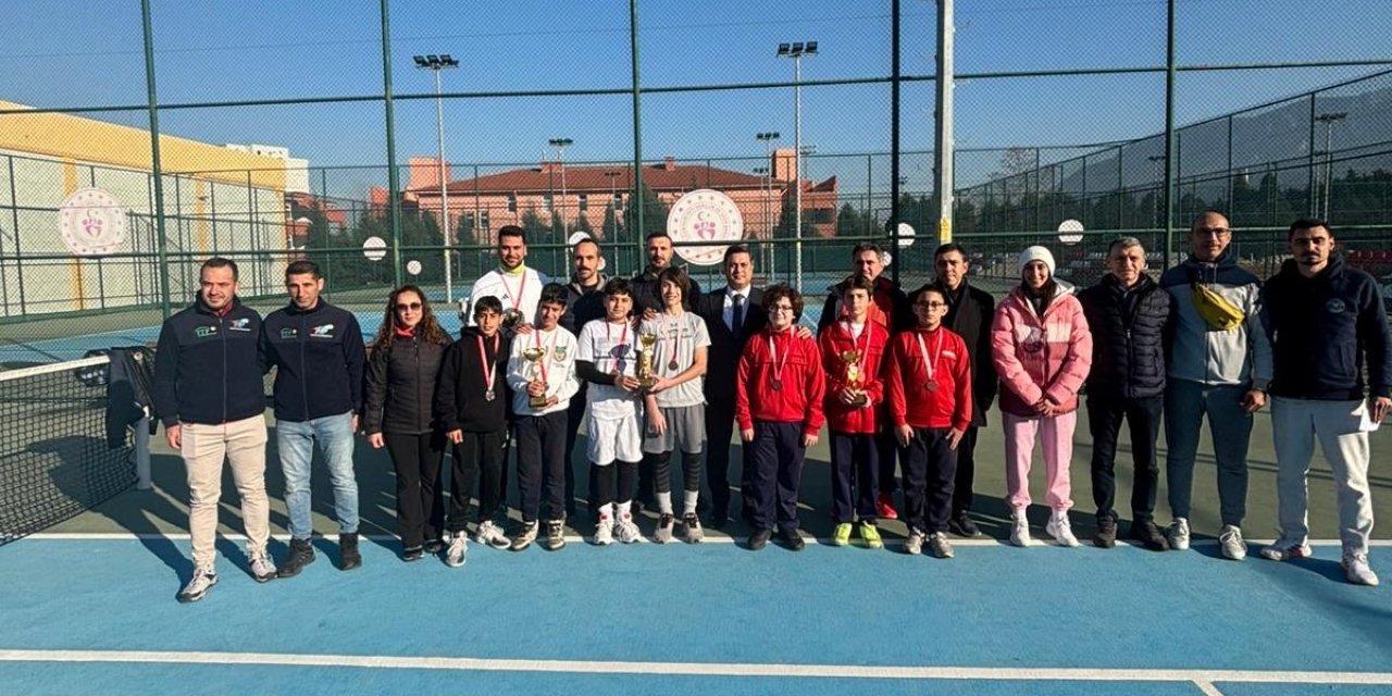 Manisa’da genç sporcular tenis il birinciliği için ter döktü
