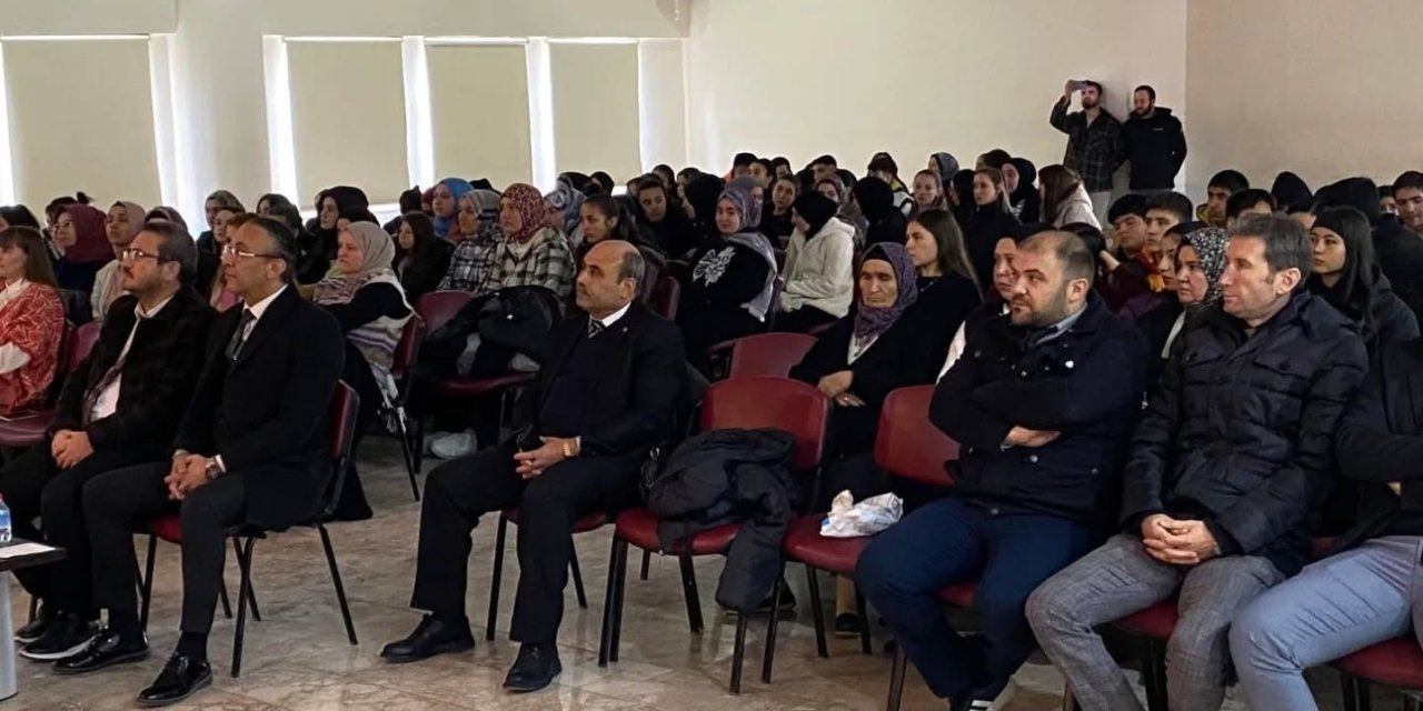 Öğrencilerinin hazırladığı şiir dinletisi büyük beğeni topladı