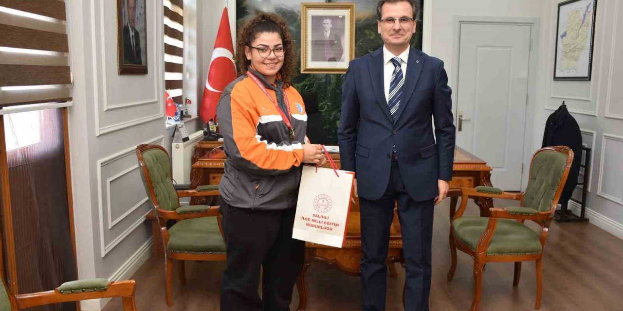 Salihli Kaymakamı Güldoğan, Türkiye Şampiyonu öğrenciyi ağırladı