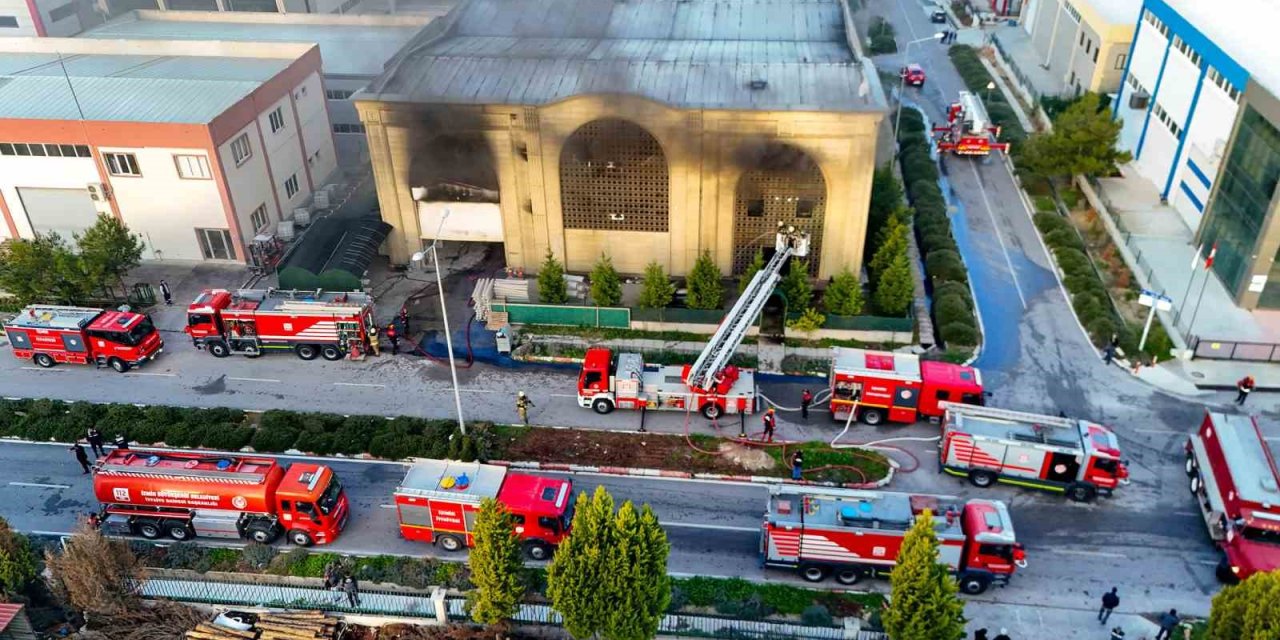 Menderes’te fabrika yangını kısa sürede kontrol altına alındı