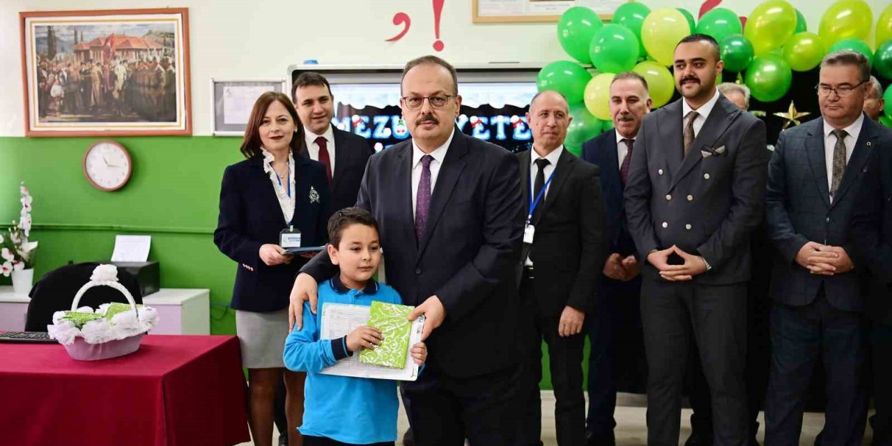 Öğrencilerin karnelerini Vali Canbolat verdi