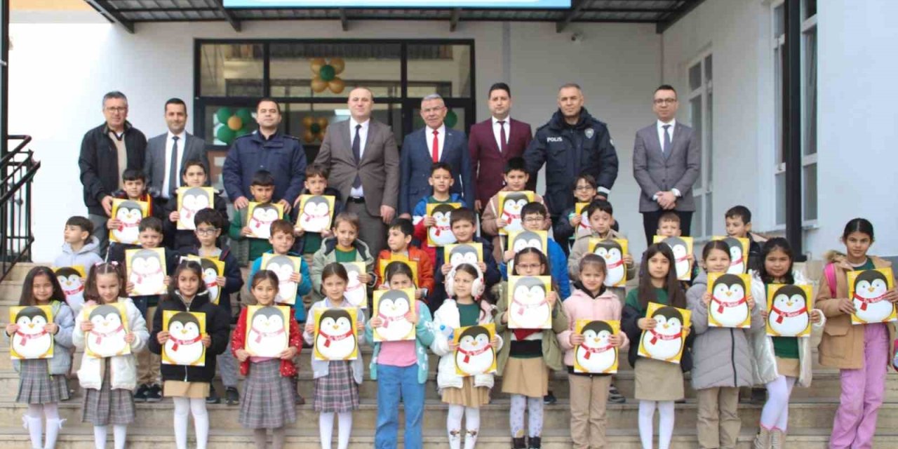 Köşk’te öğrencilerin yarıyıl karnelerini Kaymakam Taş verdi