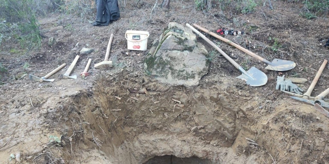 Karacasu’da kaçak kazıya jandarmadan suçüstü