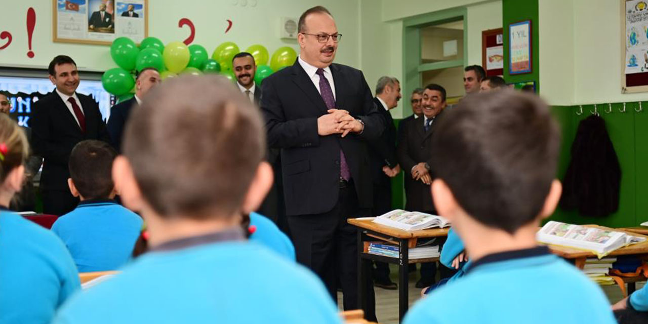 Öğrencilerin karnelerini Vali Canbolat verdi