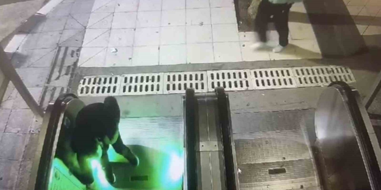 Şehir magandaları kamerada: Yürüyen merdiveni durdurup kaçtılar