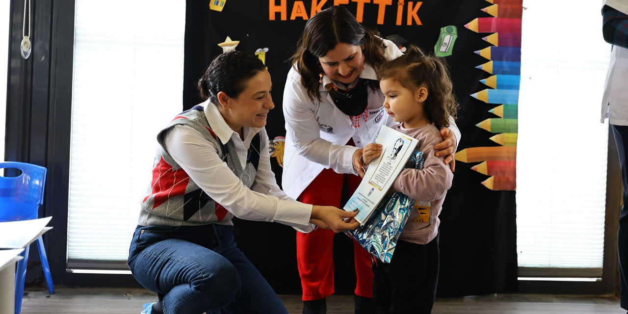 Atatürk’ün ismi de resmi de yüreklerde