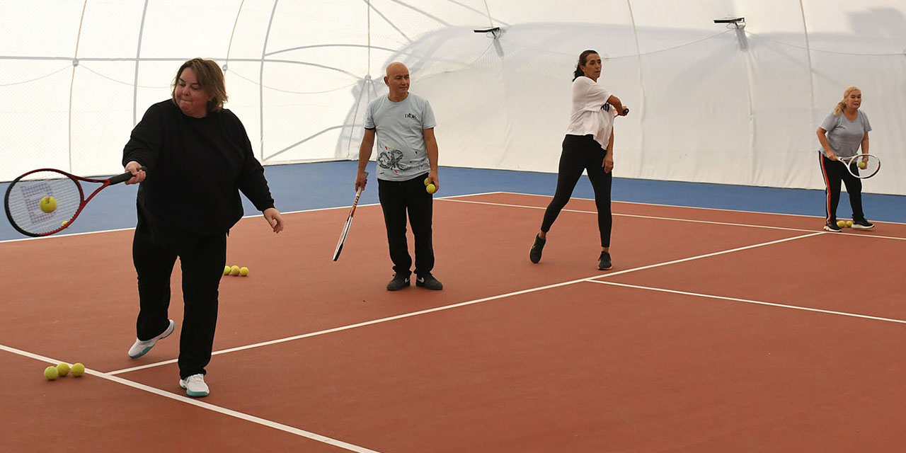 Kuşadası’nda raketler bu kez emeklilerin elinde
