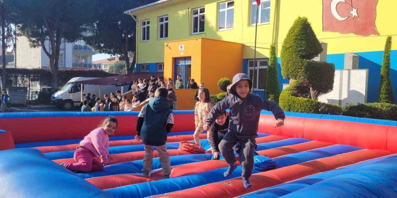 Bayındır’da karne şenliği: Okul bahçesi masal diyarına döndü