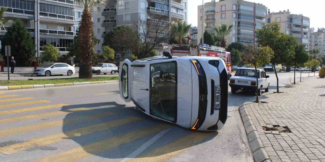 Otomobille çarpışan ticari araç yan yattı: 1 yaralı