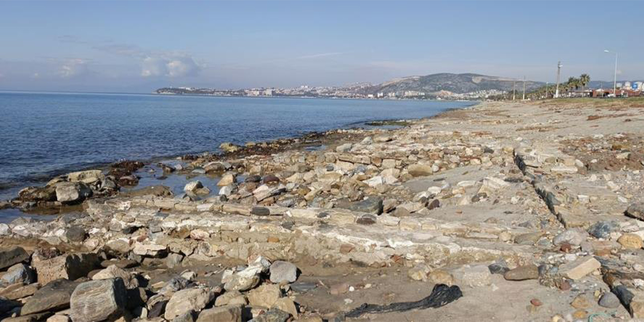 Kuşadası’nda fırtına sonrası tarihi yapılar ortaya çıktı