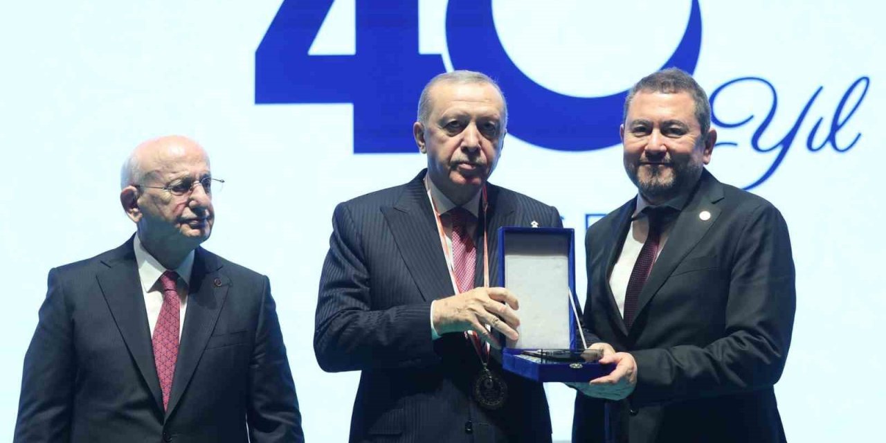 Erdoğan’dan İzmirli iş adamı Nazım Torbaoğlu’na anlamlı plaket