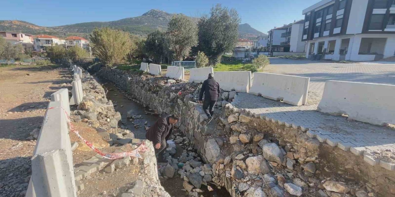 Foça’da belediye çalışması çileye dönüştü: Mahalle ikiye bölündü