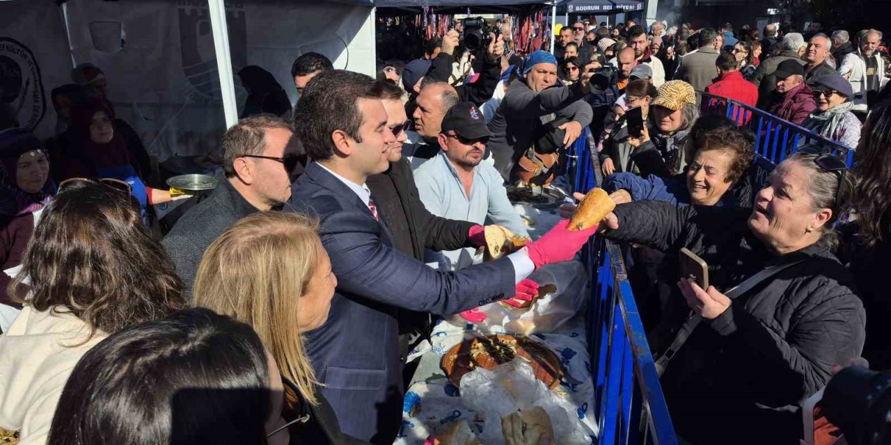 Bodrum’da 3 ton hamsi pişirilerek dağıtıldı