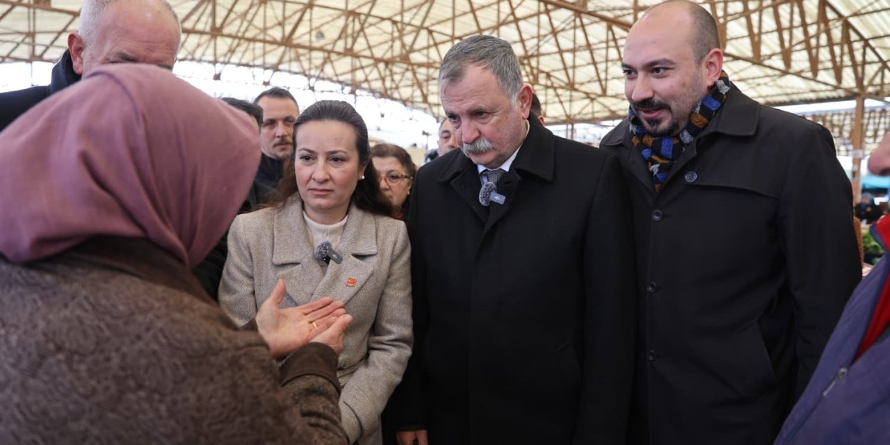 Başkan Balaban ve İl Başkanı Özalper pazar alışverişinde vatandaşlarla buluştu