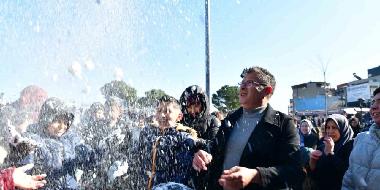 Kar yağmayan ilçede çocuklara kar sürprizi