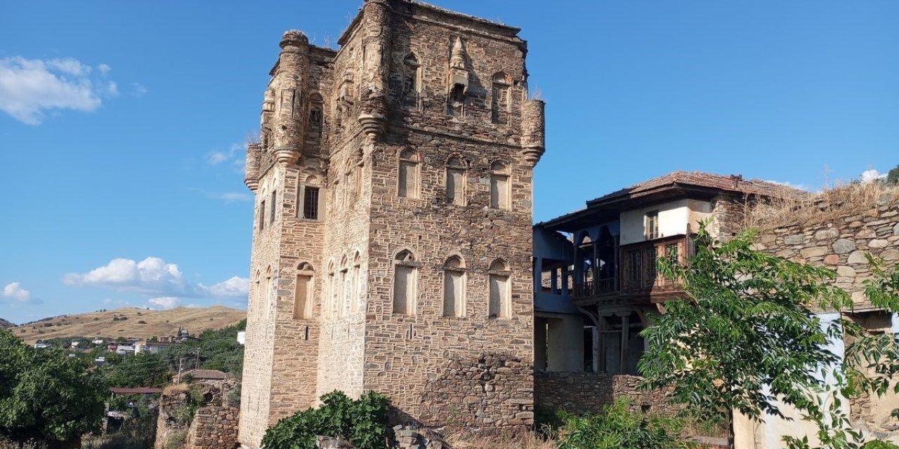 Tarihi Arpaz Kulesi viraneye döndü: “Medeniyetin beşiğini böyle görmek içimi burkuyor”