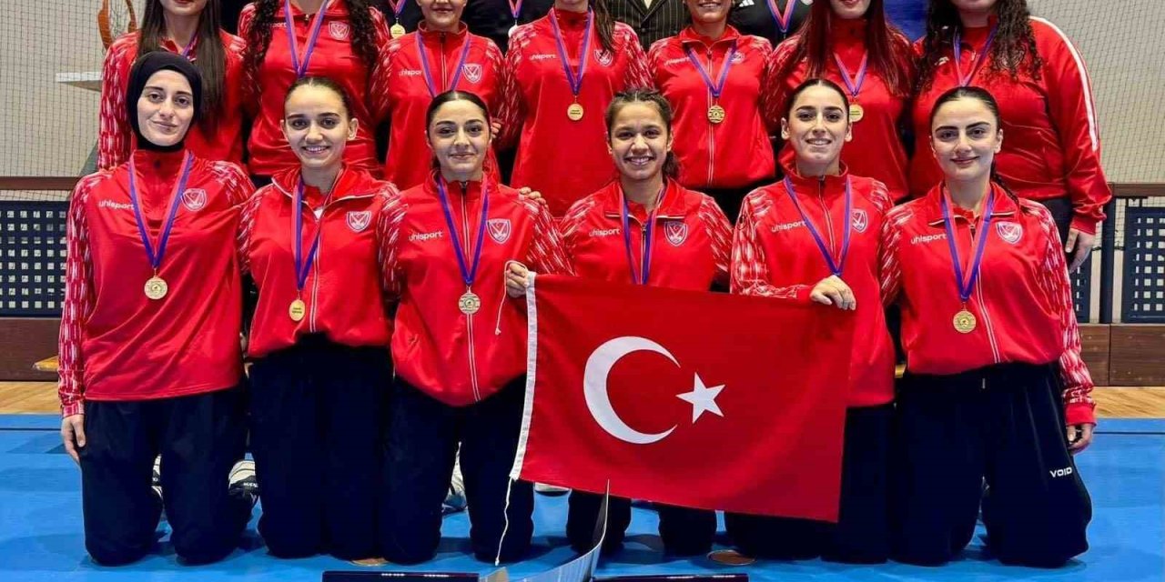 Türkiye Kadın Hokey Milli Takımı şampiyonluk kürsüsünde