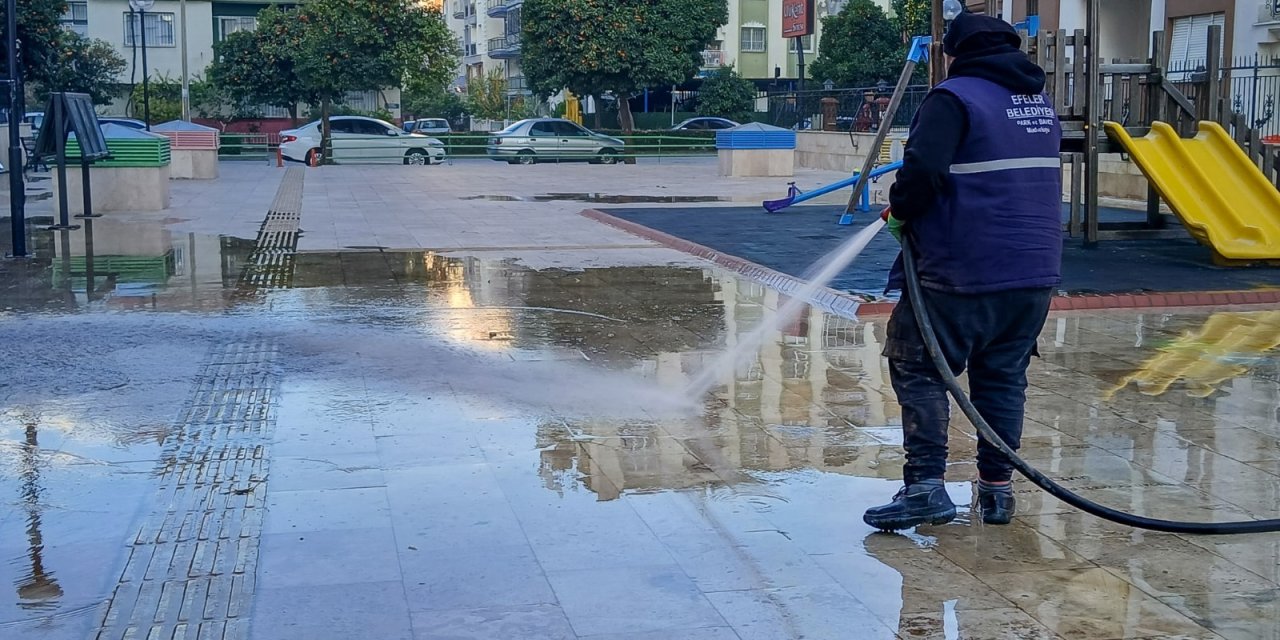 Çocuklar güvenle oynasın diye Efeler’de parklar tertemiz