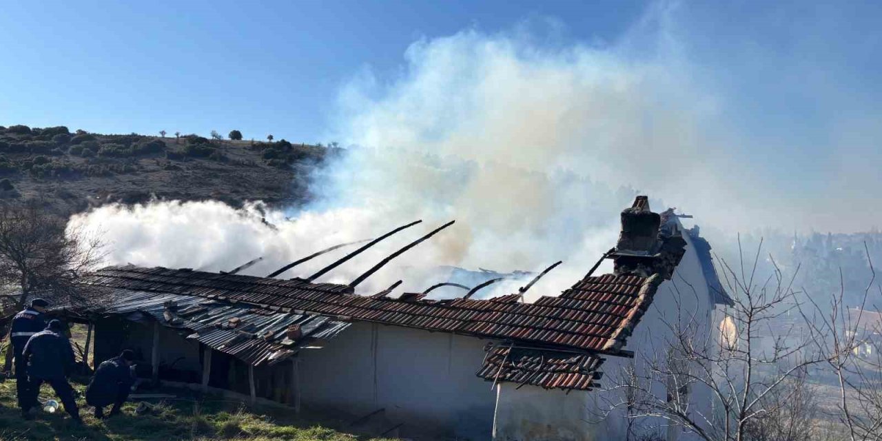 Uşak’ta ev yangını: 1 ölü, 1 yaralı