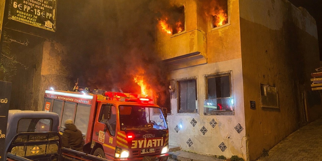 Kuşadası’nda metruk binada korkutan yangın