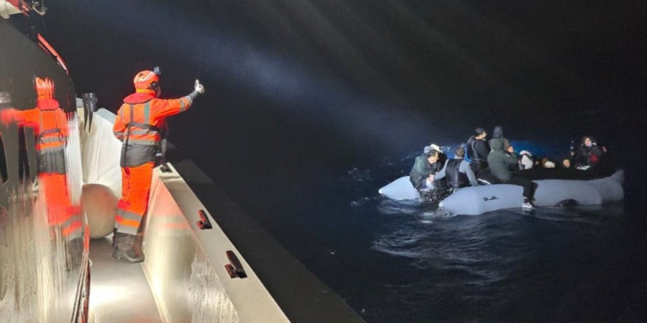 Urla açıklarında lastik bottaki 24 düzensiz göçmen kurtarıldı