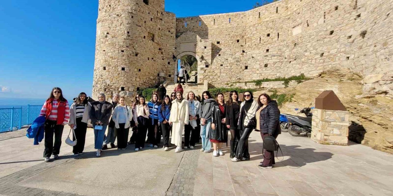 Üniversiteli öğrenciler Kuşadası’nda moral depoladı