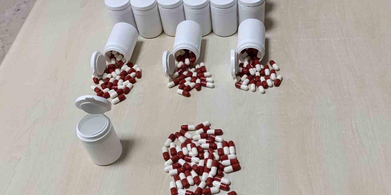 Şüphelilerin çantasından bin 163 uyuşturucu hap çıktı