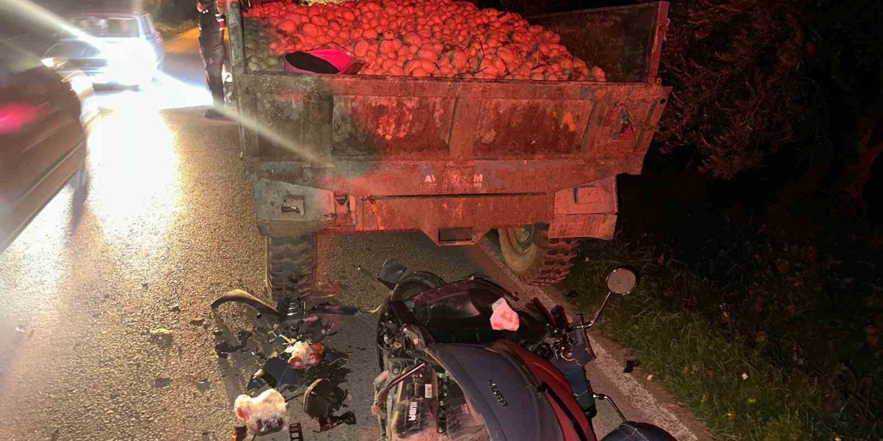 Traktör römorkuna çarpan motosiklet sürücüsü ağır yaralandı