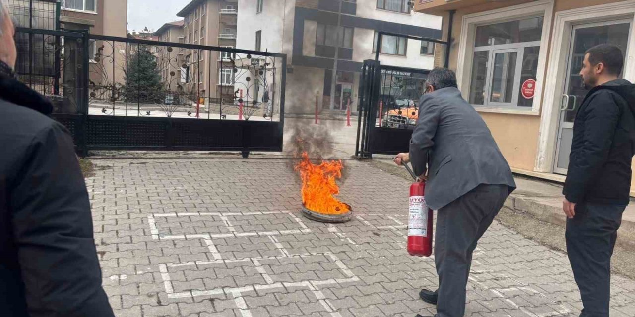 AFAD iki okulda eğitim verip, tatbikat yaptı