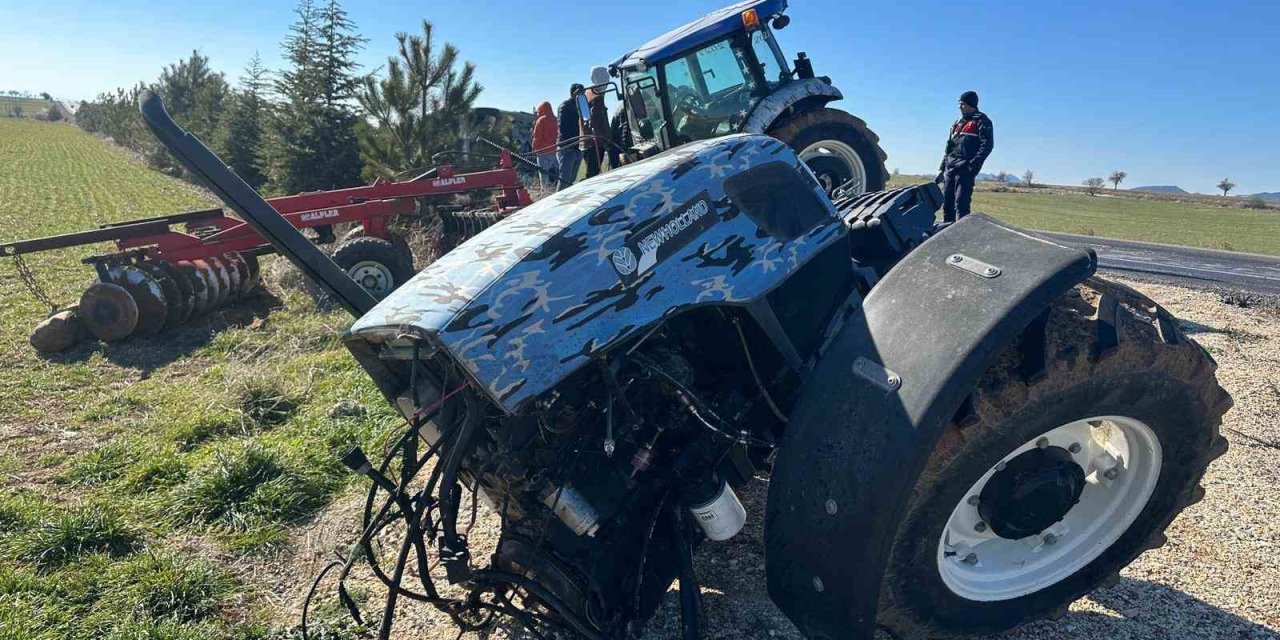 Kamyonetle çarpışan traktör ikiye bölündü